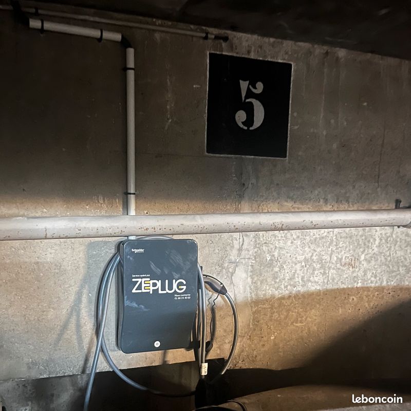 Place de parking avec borne de recharge électrique — Boulogne-Billancourt · 180 €/mois