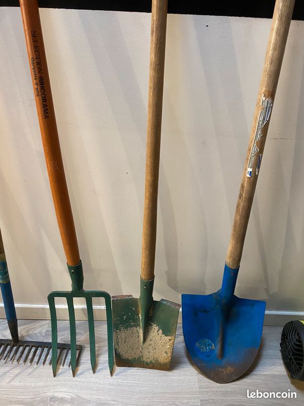 Lot outils de jardin: pelle, bèche, fourche, râteau et balai à feuilles (image 6)