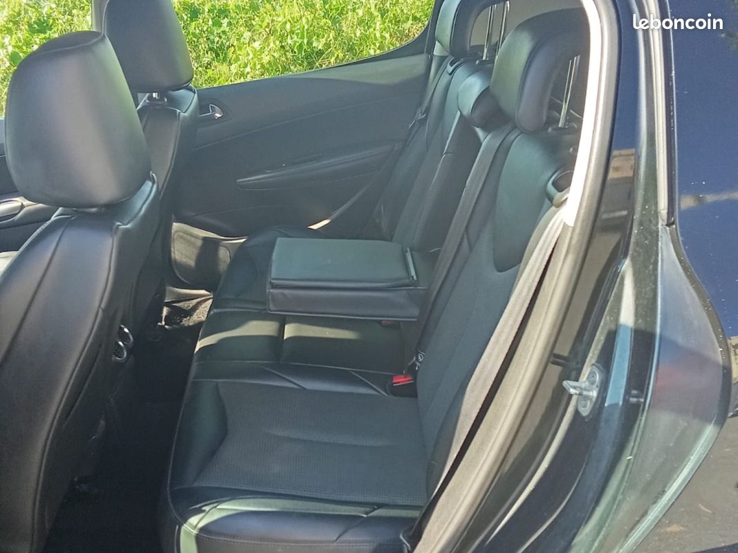 PEUGEOT 308 1.6 HDi 112ch FAP BVMP6 BLUE LION Féline (image 7)