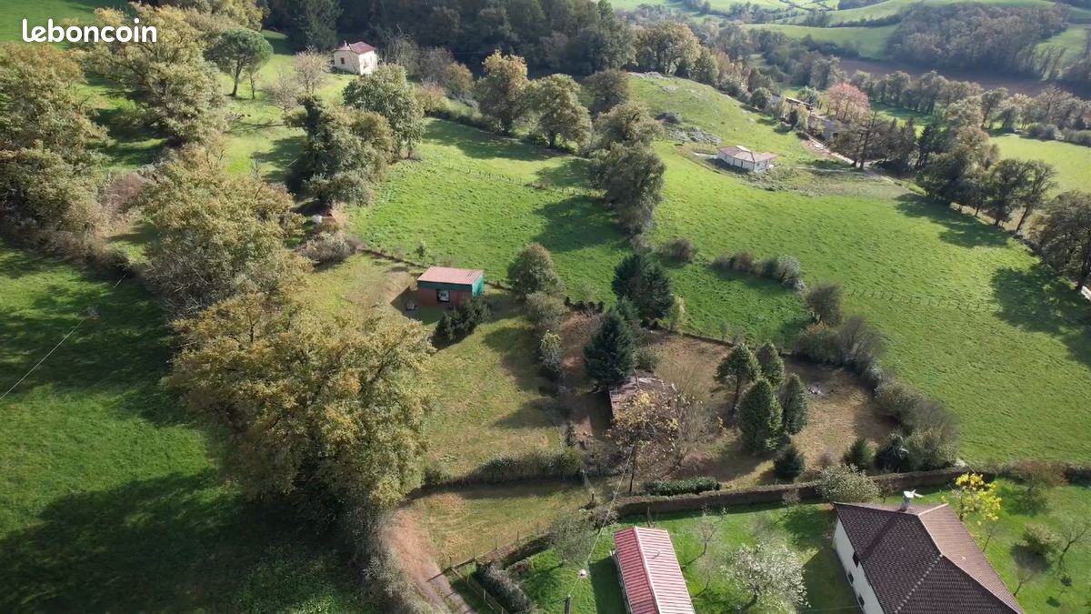 Terrain constructible 1600m² avec Hangar · à Le Trioulou · 35 000 €
