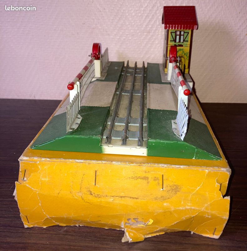 Le Passage A Niveau N°1 En Miniature Ferroviaire Par Hornby A L Echelle O Zero 16262