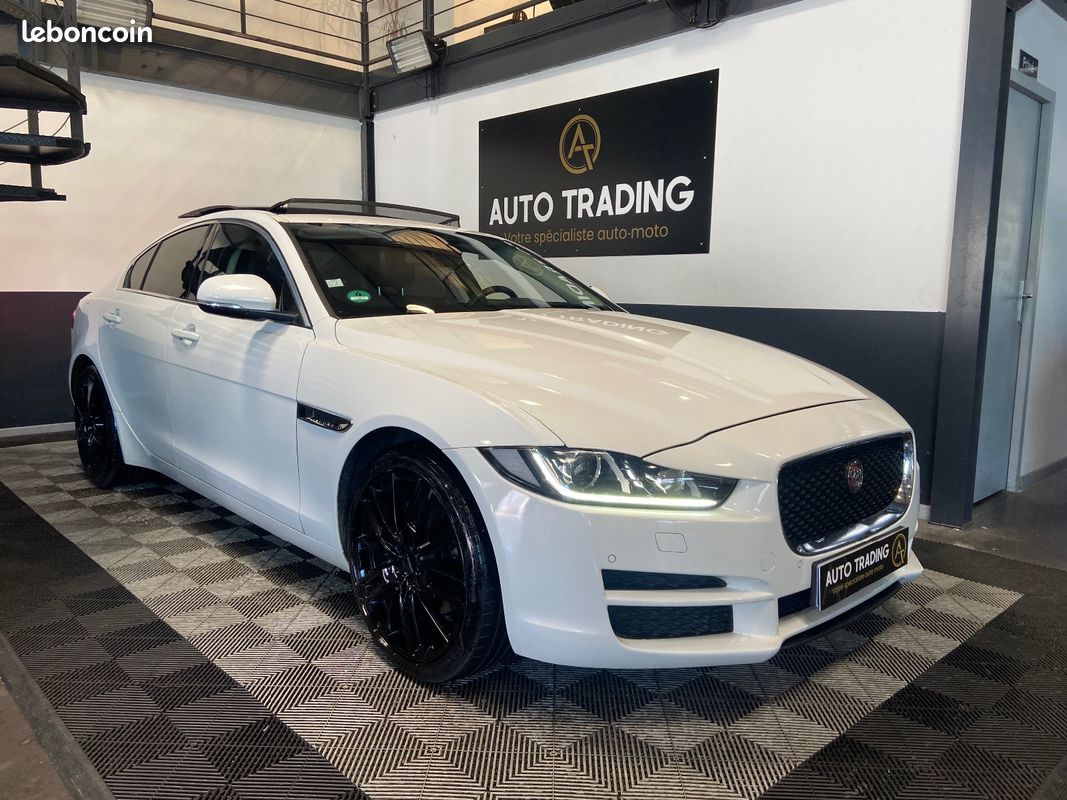JAGUAR XE XE 2.0 D - 180 ch BVA Pure - TOIT OUVRANT - CAMERA DE RECUL - SIEGES ELECTRIQUES (image 1)