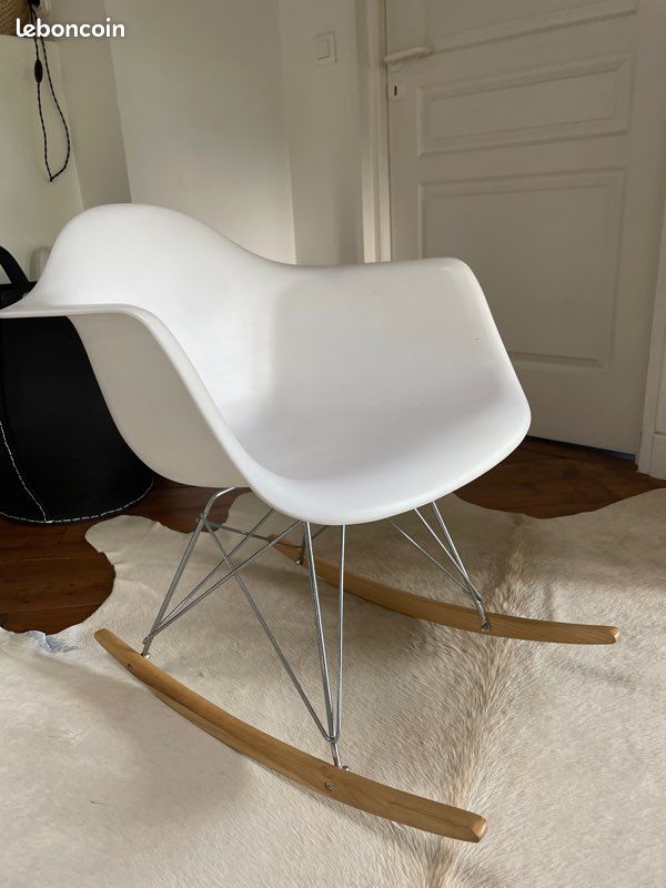 Joli fauteuil à bascule / rocking chair (image 1)