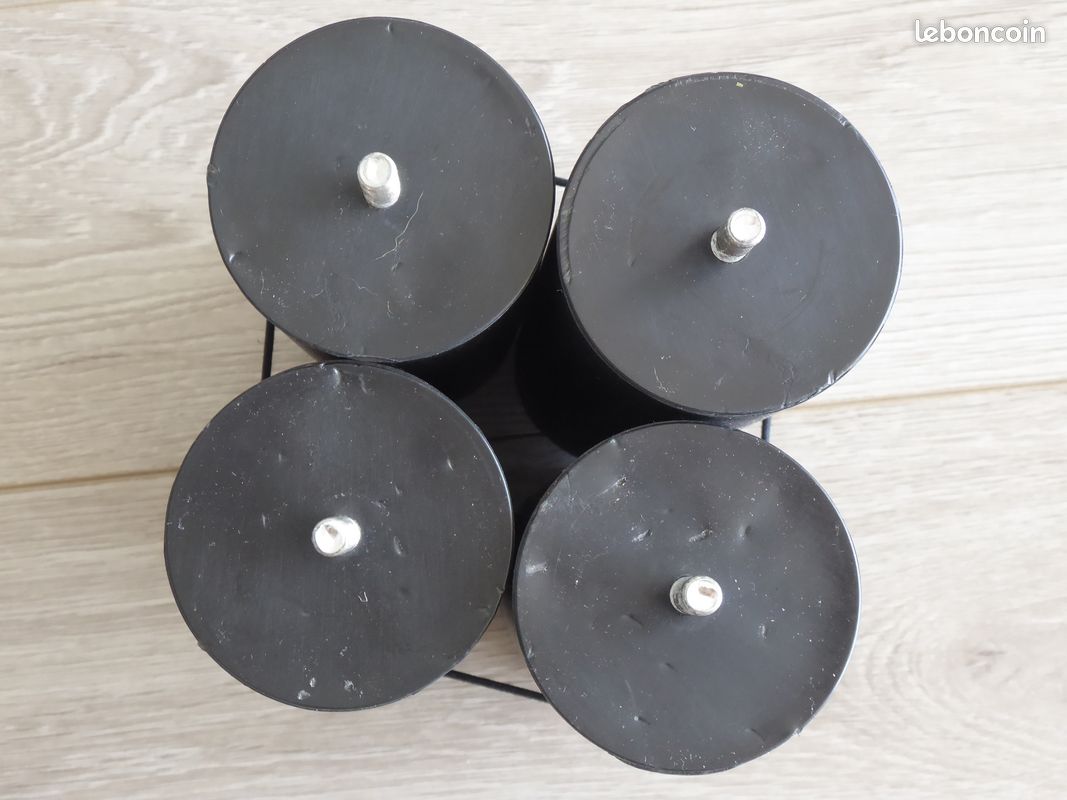 Lot de 4 grands pieds noirs en plastique rigide à visser (image 6)
