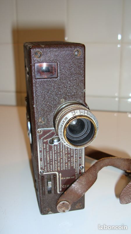 Une caméra de cinéma à l'ancienne sur un trépied photo