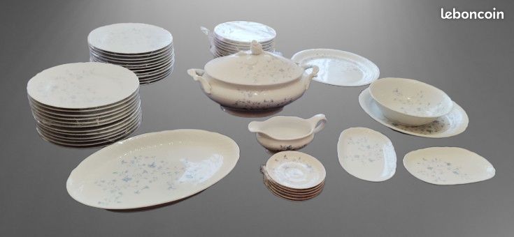 MATANA 40 Assiettes Carrées en Plastique Blanches avec Bord Argenté