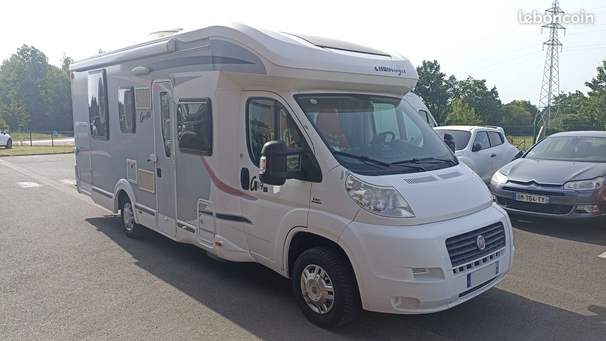 Location camping-car climatisé cabine et cellule (image 1)