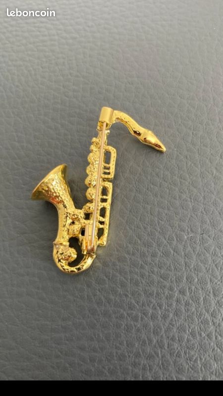Broche doré saxophone 🎷 (image 2)