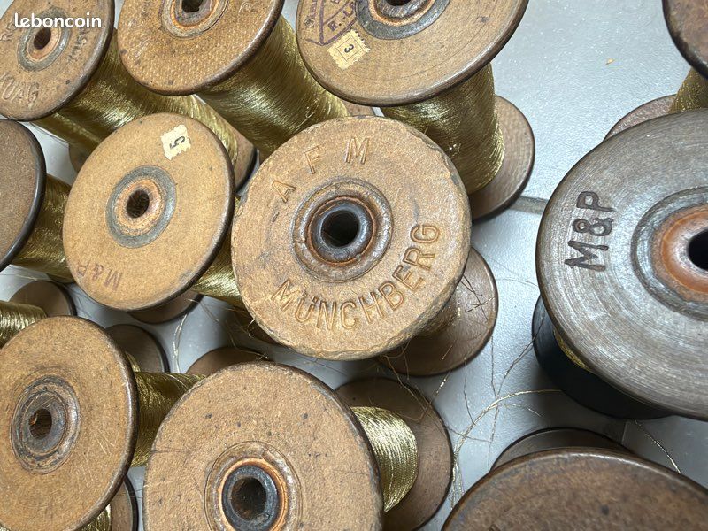 Lot de 28 bobines anciennes en bois avec fil doré métallisé (image 1)