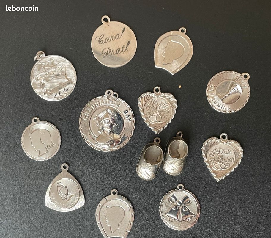 Lot de Médailles et Pendentifs Personnalisées (image 1)