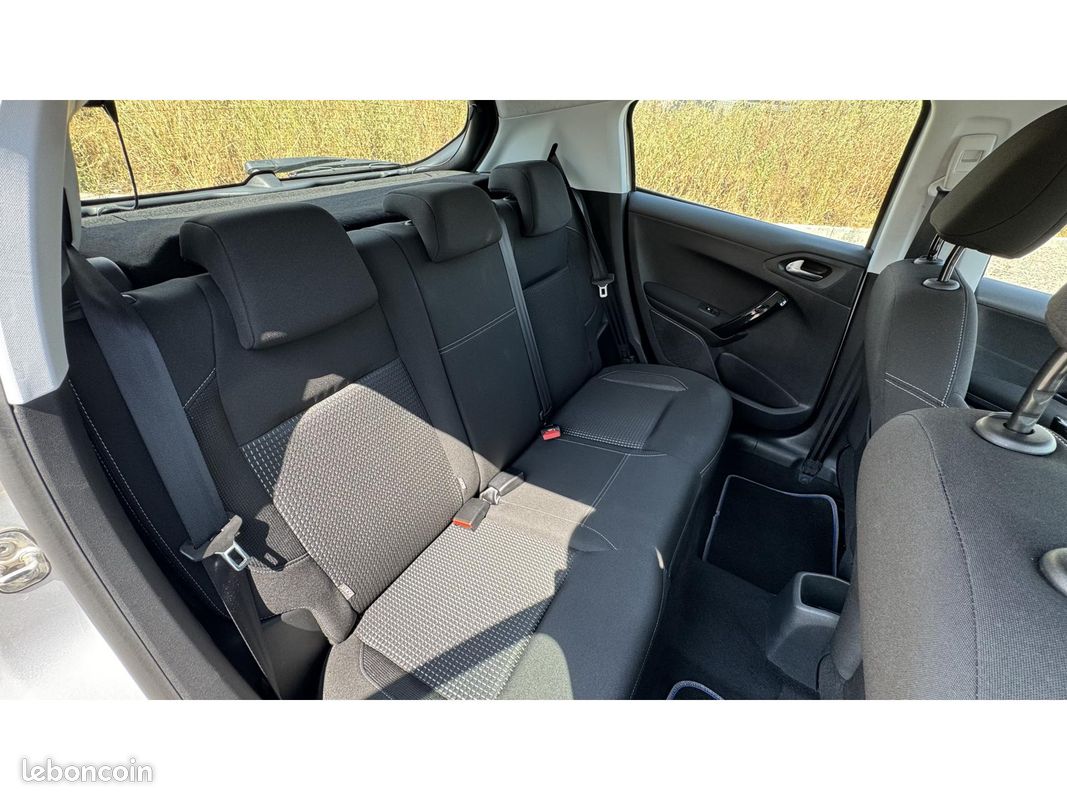 PEUGEOT 208 1.2i 12V - 82 Style (image 12)