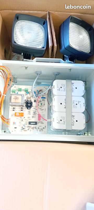 Bloc d'éclairage de secours à phares autotestable (image 3)