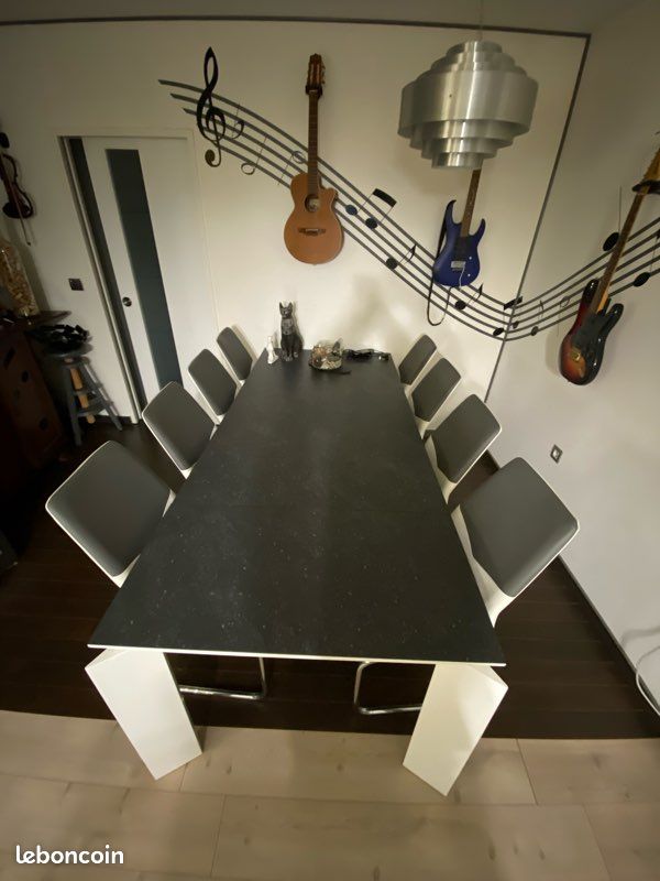 8 Chaises grises et blanches (image 1)