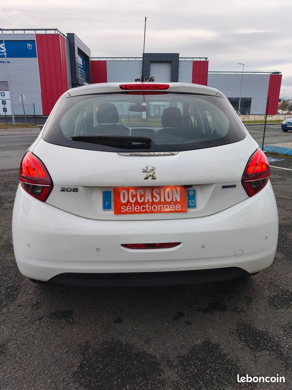 Peugeot 208 Allure 1.2 essence 110ch (image 4)