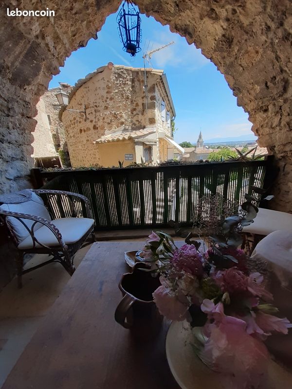 Sous Voûte millénaire duplex aménagé avec vue panoramique, calme, ruelle piétonne, cachet (image 1)