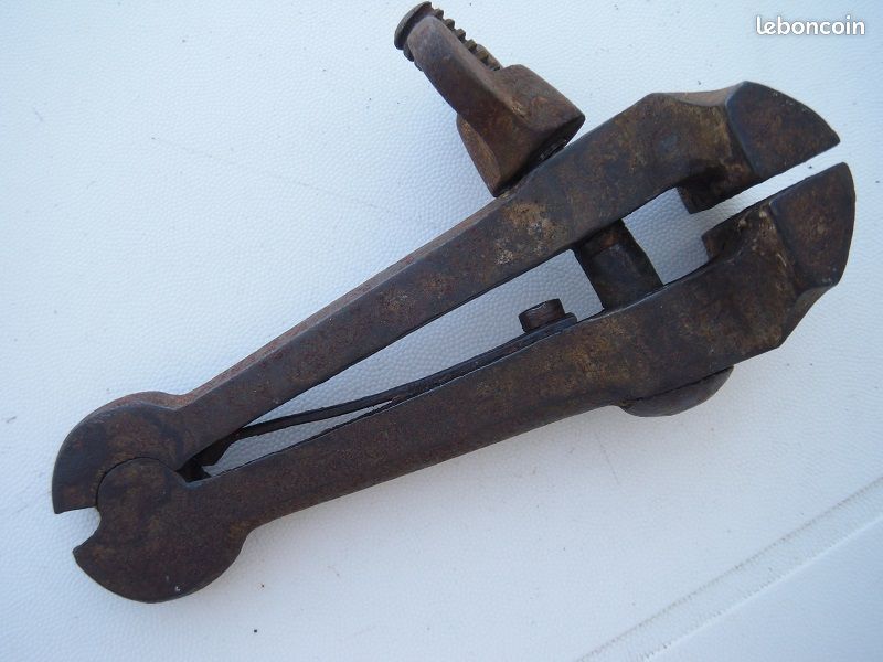 ANCIEN OUTIL- ÉTAU à mains de serrage en acier EUR 4,80 - PicClick FR