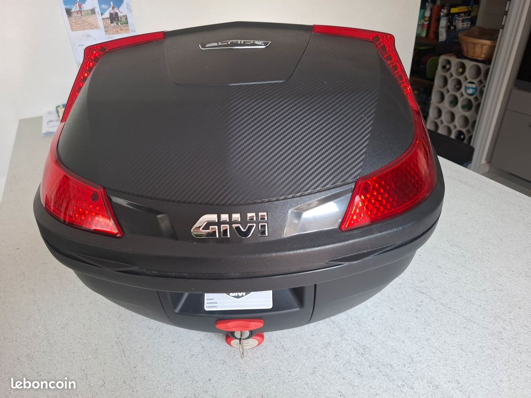 Top case GIVI 1 casque avec platine (image 1)