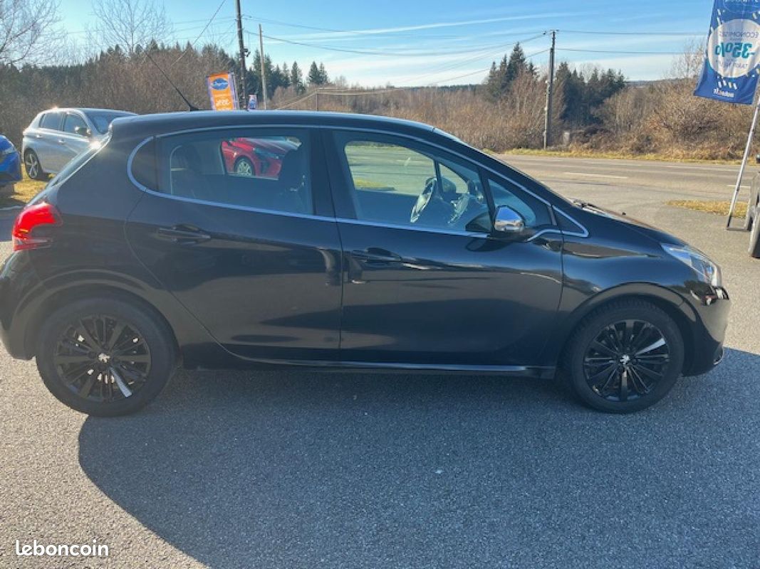 PEUGEOT 208 1.2i Pure Tech - 110 Allure + Apple CarPlay + Radars Arrière + Clim Auto (image 4)