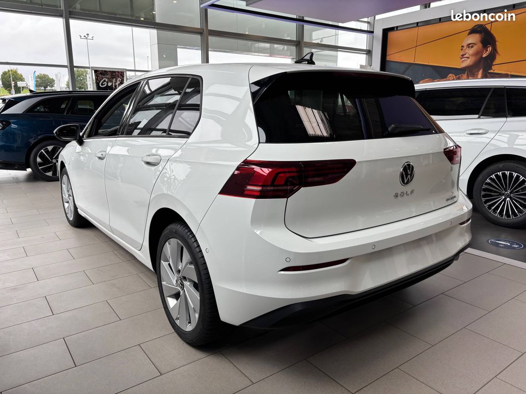 VOLKSWAGEN Golf 1.5 eHybrid 204 DSG6 VW Edition (image 4)