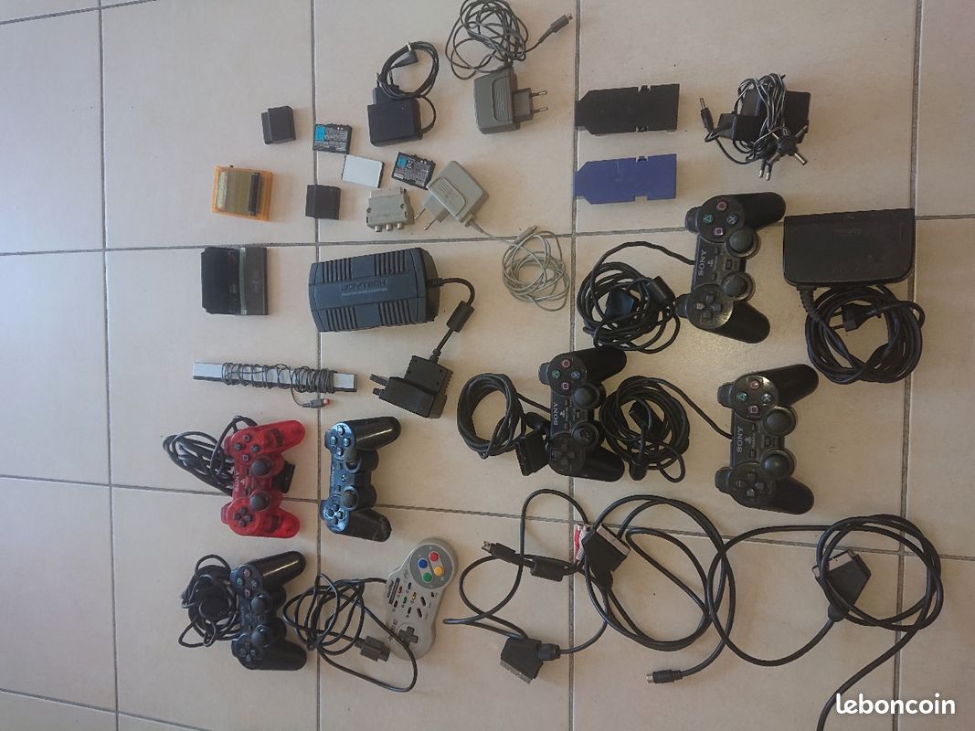Lot accessoires (Nintendo, PlayStation, sega, etc..) (image 1)