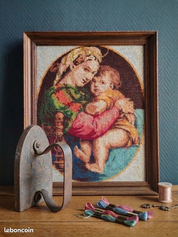 Encadrement Canevas Vintage Vierge à l'Enfant – Broderie Ancienne Fait Main – Cadre en Bois Classique – Tapisserie Religieuse (image 1)