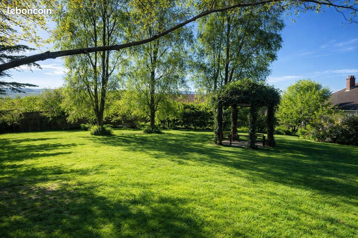 Maison 9 pièces 306 m² · à Saint-Jean-le-Vieux · 306 m² · 290 000 €