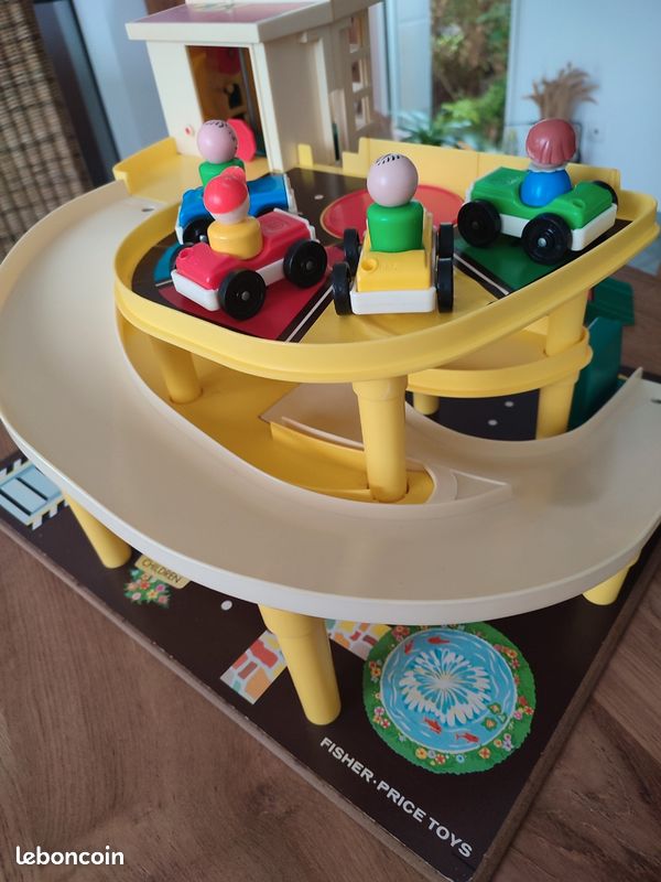 Garage Fisher-Price 930 – 1970 – Avec 17 Véhicules + Personnages + Mini Bus