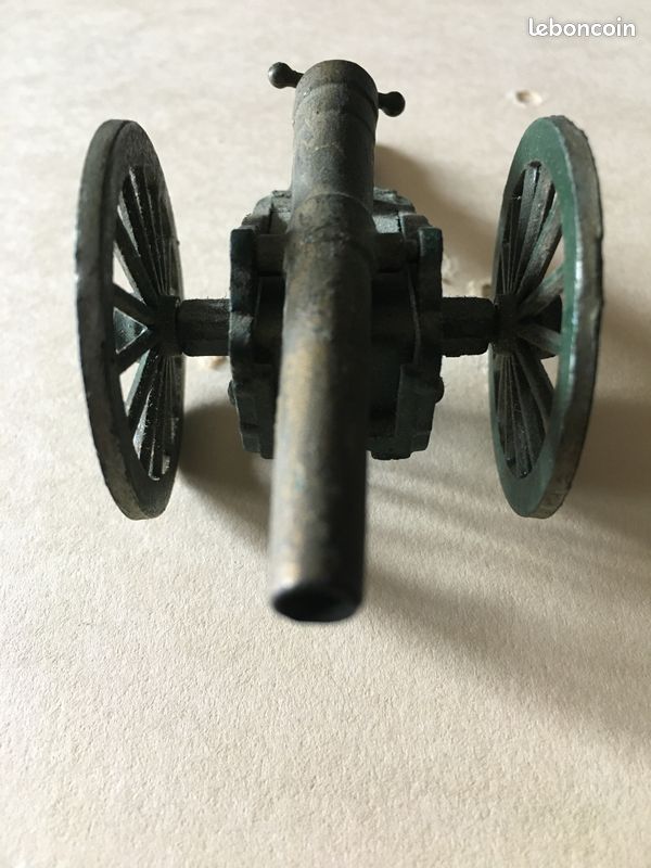 canon ancien en métal lourd éjection à ressort longueur