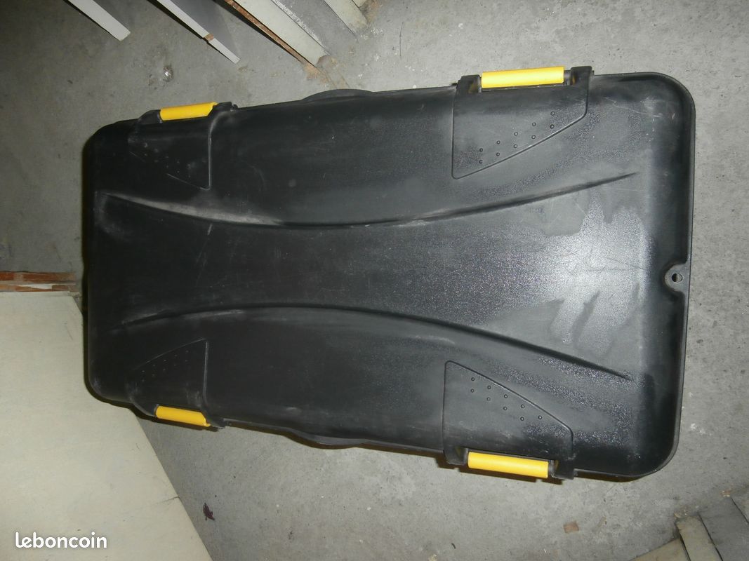 Malle plastique noire à roulettes (image 3)