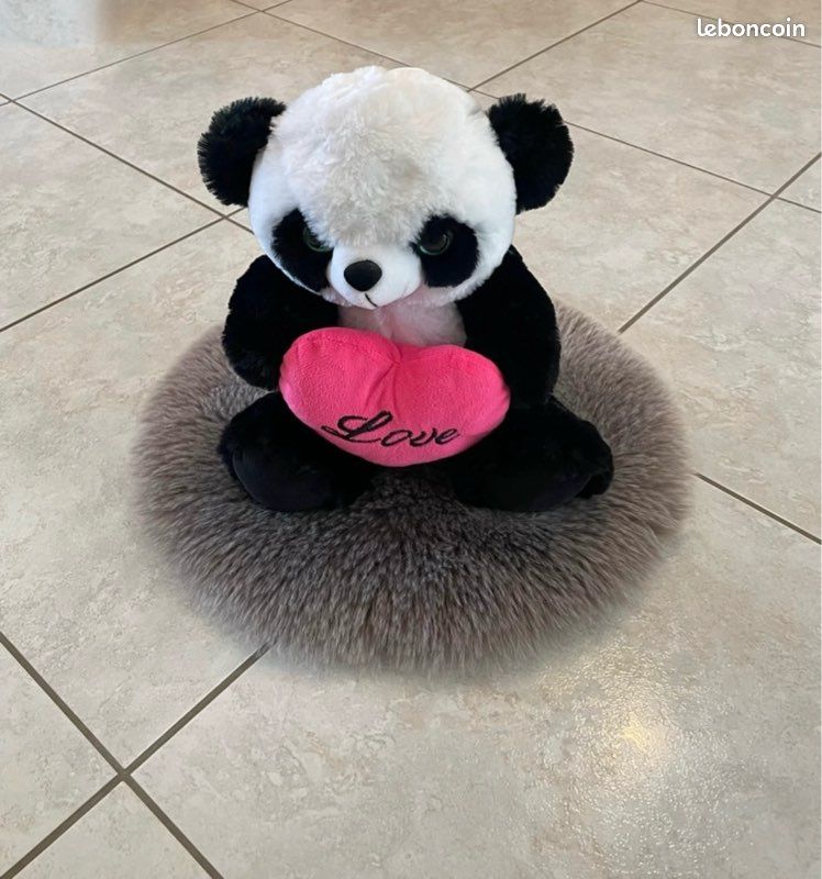 Peluche panda avec détail coeur noir et blanc Jeux Jouets