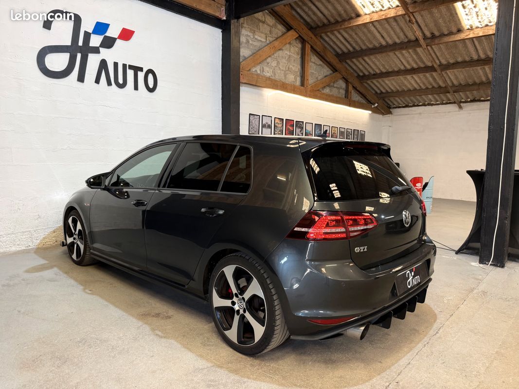 Volkswagen Golf VII GTI 2.0 TSI DSG 220 CV | SIÈGES CHAUFFANTS | JANTES 18" | ÉTRIERS DE FREINS ROUGE (image 5)