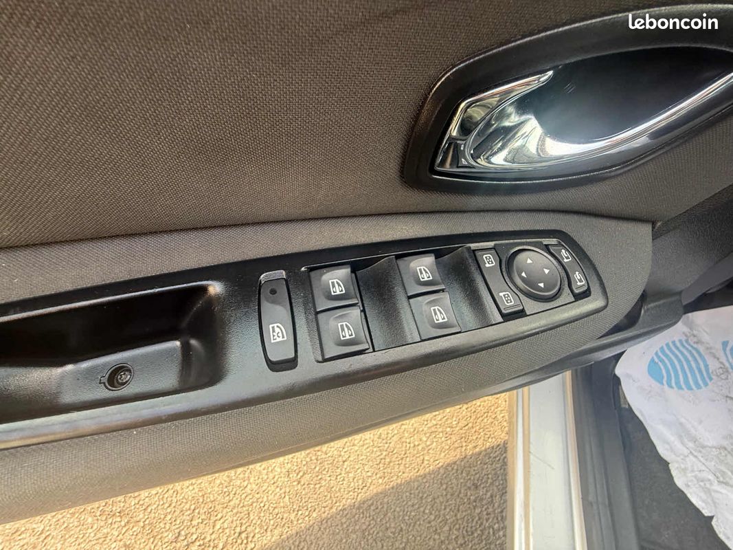 Renault grand scenic 3 phase 2 1.6 dci - 130cv 16v turbo 7 places 2012 (image 28)