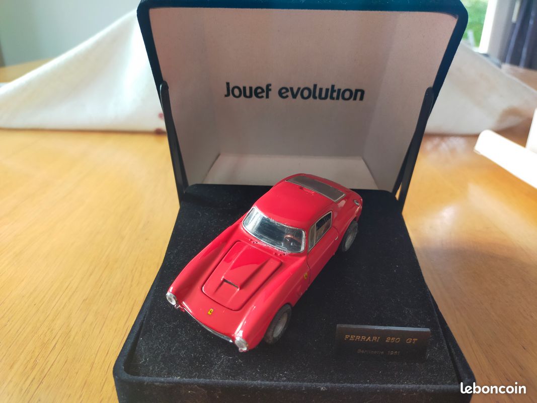 JOUEF EVOLUTION Ferrari 250GT Berline 1/18 - Sans Boîte - Miniature Collection