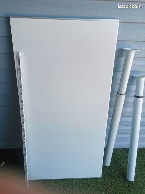 Plan de travail melamine blanc60/116cm
2 Pieds réglables 70 /110 diamètre 6cm
Barrette de fixation
A venir chercher sur place, paiement en espèces (image 1)