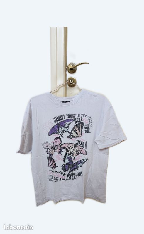 T-shirt blanc avec des papillons violets BERSHKA taille S (image 1)