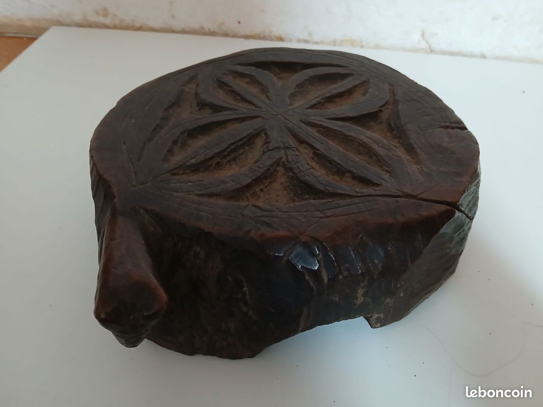 Petit siège en bois tabouret sculpté en tortue (image 1)