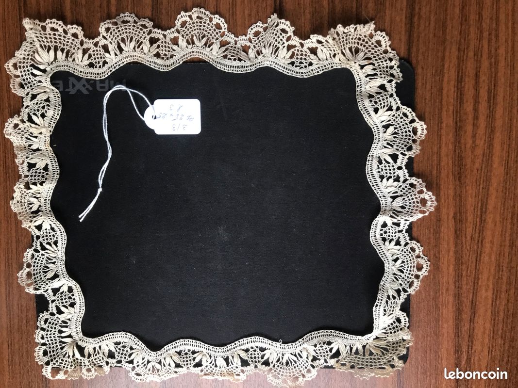 Ruban r33 pourtour en dentelle ancienne aux fuseaux fin XIXe 25x25 x3 cm (image 1)