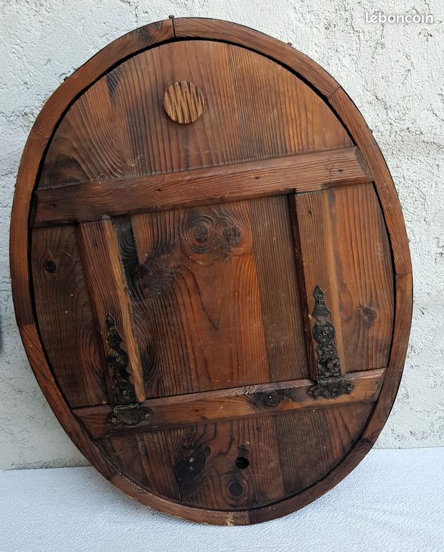 Etagère murale réalisée en cerclage de tonneau au motif rhum La Etagère murale réalisée en cerclage de tonneau au motif rhum La