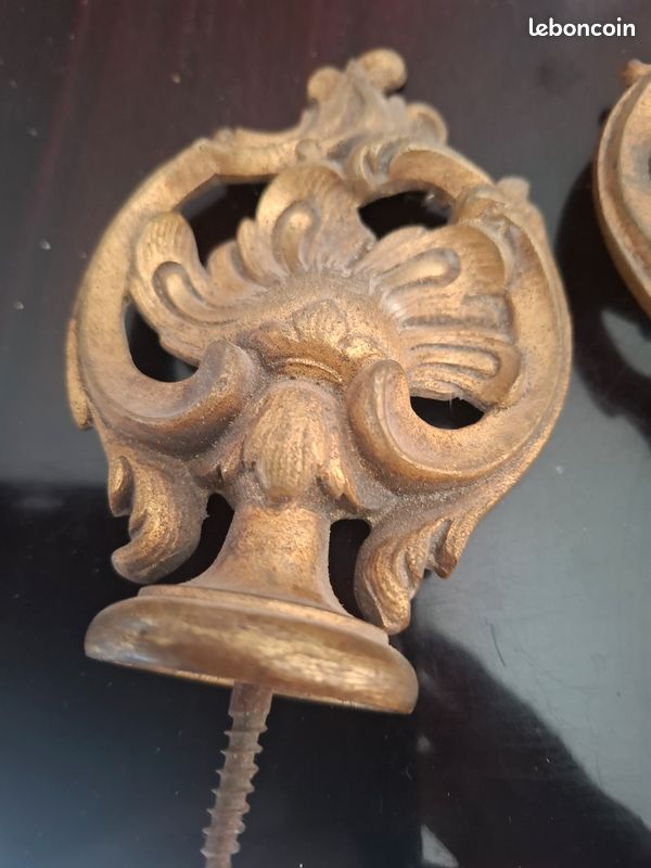 Ancien embout de tringle en bronze (image 2)