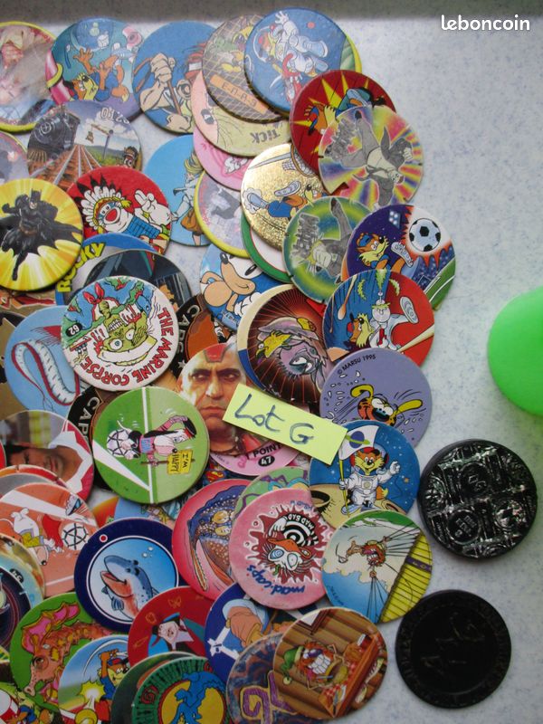 Lot de 220 pogs et 22 caps (flippo) Et 2 boîtes de rangement