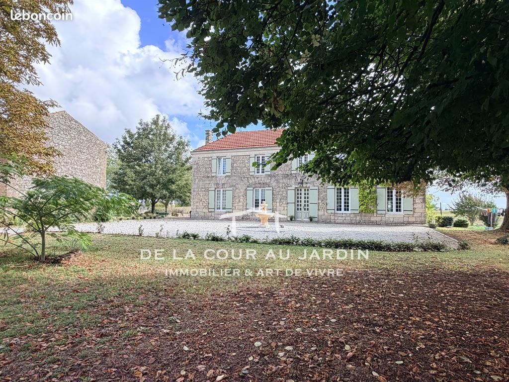 Maison 10 pièces 262 m² · à Lorignac · 262 m² · 649 000 €