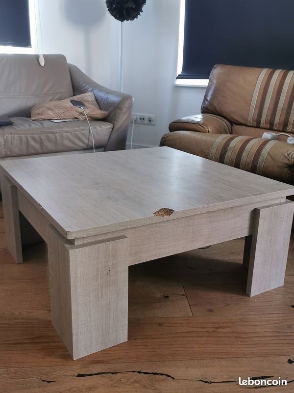 Table basse carrée en bois clair (image 1)