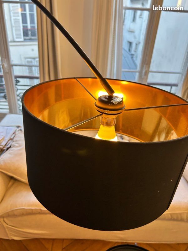 Lampadaire arc MADE.COM noir & doré – très bon état (image 2)
