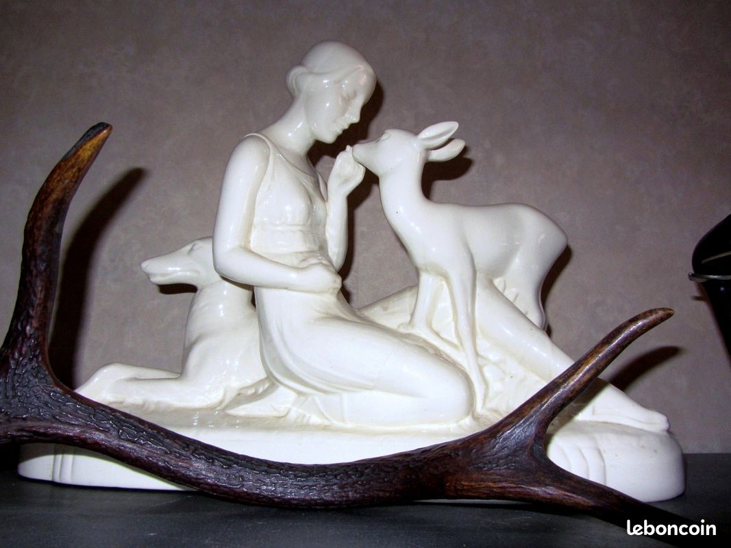 Statuette ART DECO "jeune femme au faon et au levrier" (image 3)