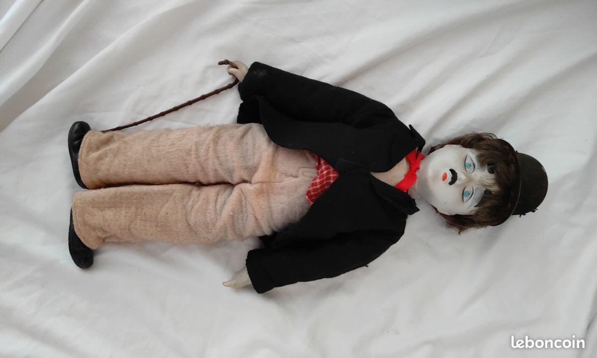 Vintage Poupée Porcelaine Charlot – Charlie Chaplin avec sa canne amovible 👩🦯⚒️⚙️🗞️🕰️⏳ (image 11)
