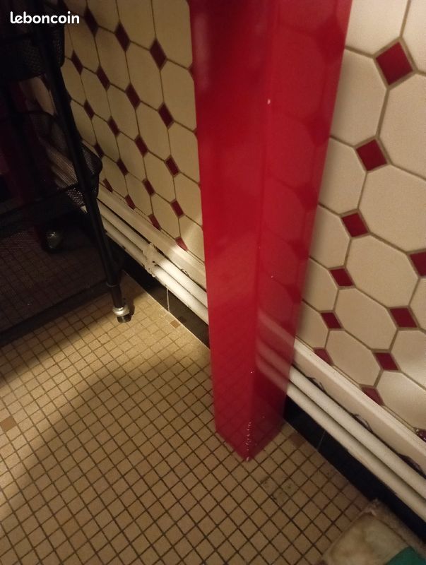 Table carrée rouge laquée (image 2)