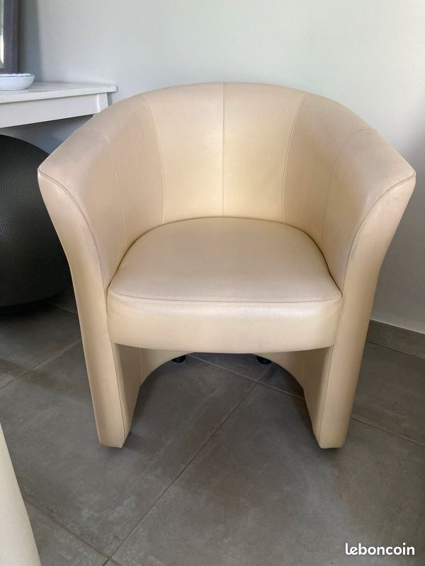 Fauteuil imitation cuir beige (image 1)