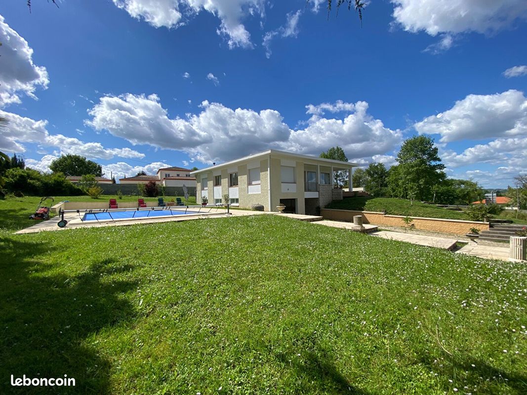 Maison 10 pièces 246 m² · à Sainte-Livrade-sur-Lot · 246 m² · 375 000 €