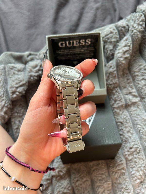 Montre Guess argentée (image 7)