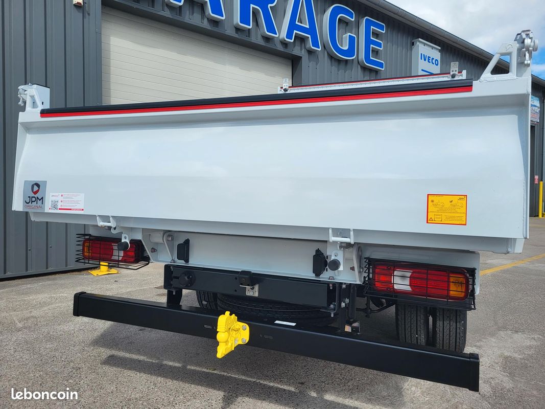IVECO DAILY 35C18 H3.0 BVM6 PACK COMFORT + PACK CONSTRUCTION SIMPLE CABINE BENNE et COFFRE 03 PLACES comme NEUF avec CAMÉRA + MOTEUR 3 LITRES + SUSPENSION RENFORCÉE 13 LAMES ( Prix Vente 48 490 HT ) (image 3)